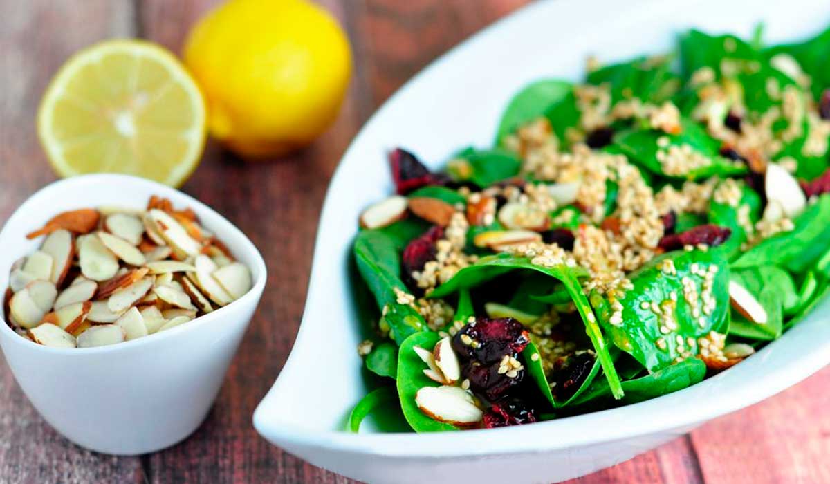 Salada de espinafre com molho de mel e limão