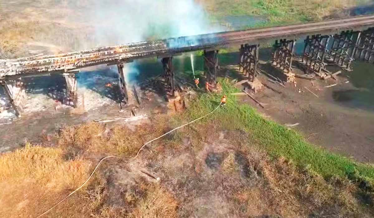 Agentes do Corpo de Bombeiros em ação debelando o fogo na ponte da Estrada Parque - Foto: Corpo de Bombeiros