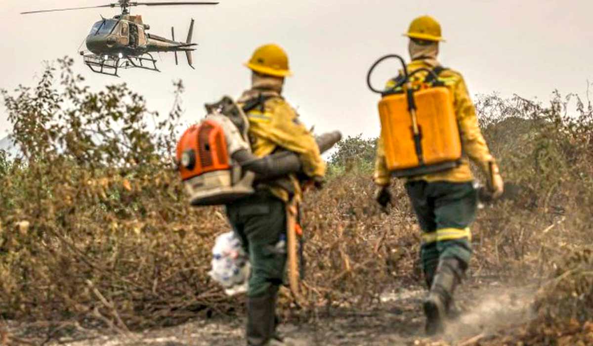 Brigadistas com apoio de helicoptero para o combate de incêndios no pantanal