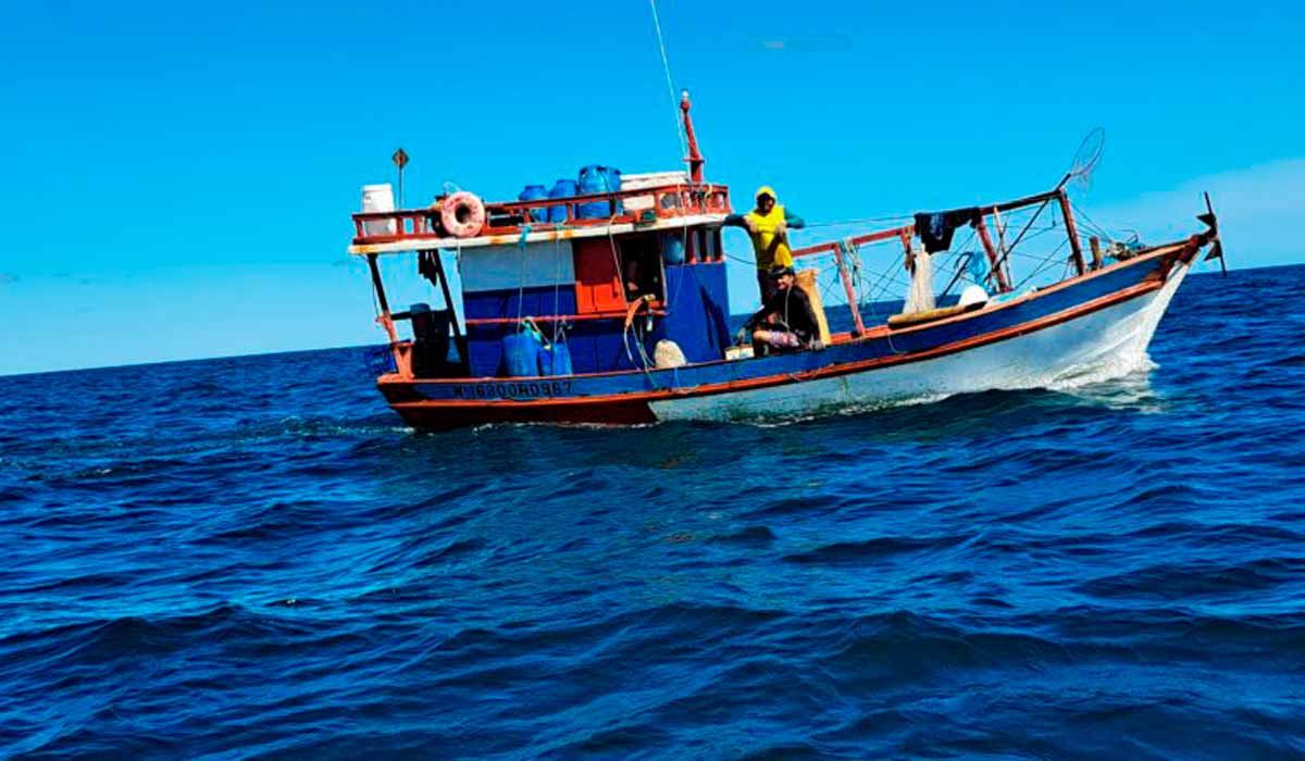 Barco de pesca artesanal no litoral do Ceará - Foto: José Amorim Reis-Filho