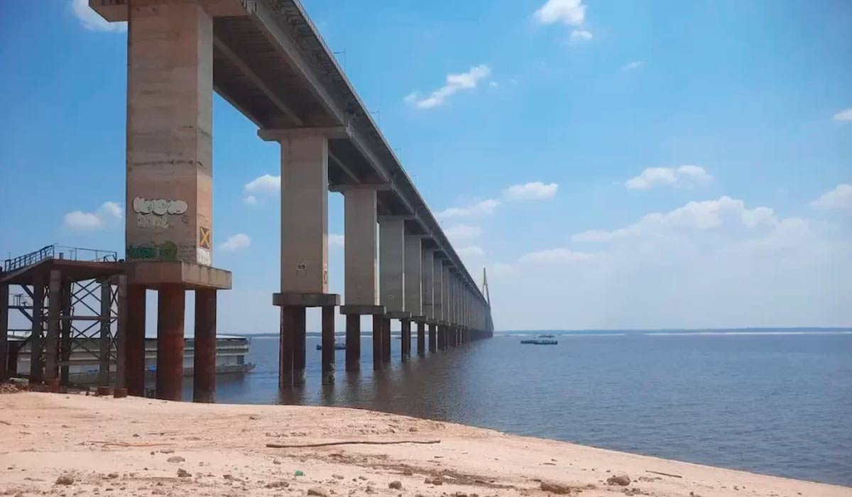 Como se encontra a base da Ponte Jornalista Phelippe Daou, mais conhecida como Ponte Rio Negro entre Manaus e Iranduba