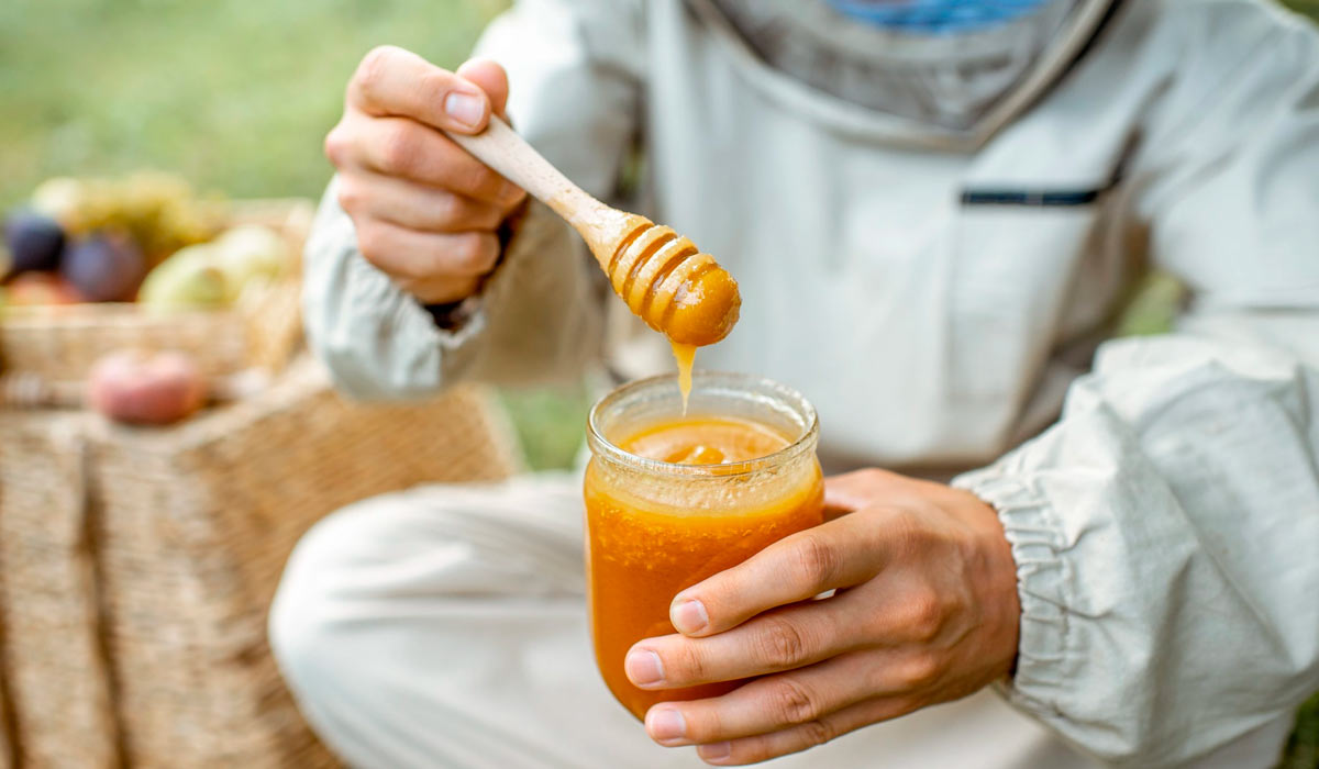 Apicultor com o fruto do seu trabalho e das abelhas