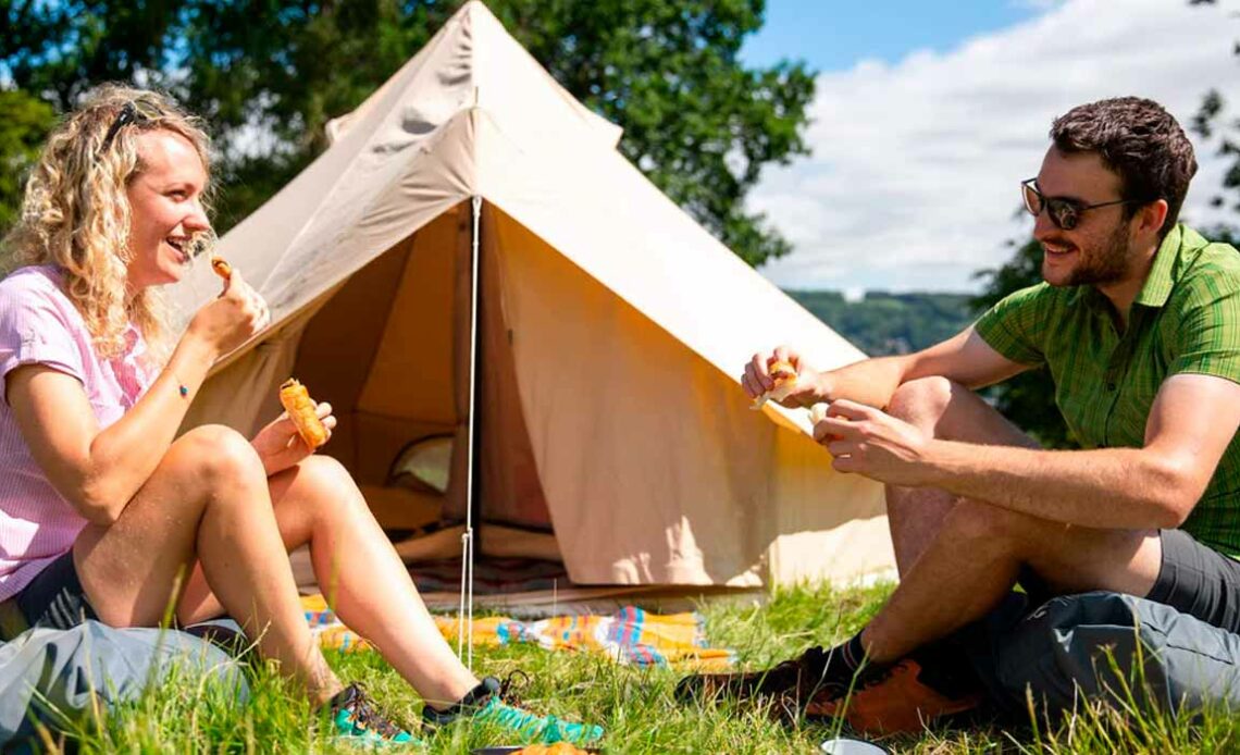 Casal acampando