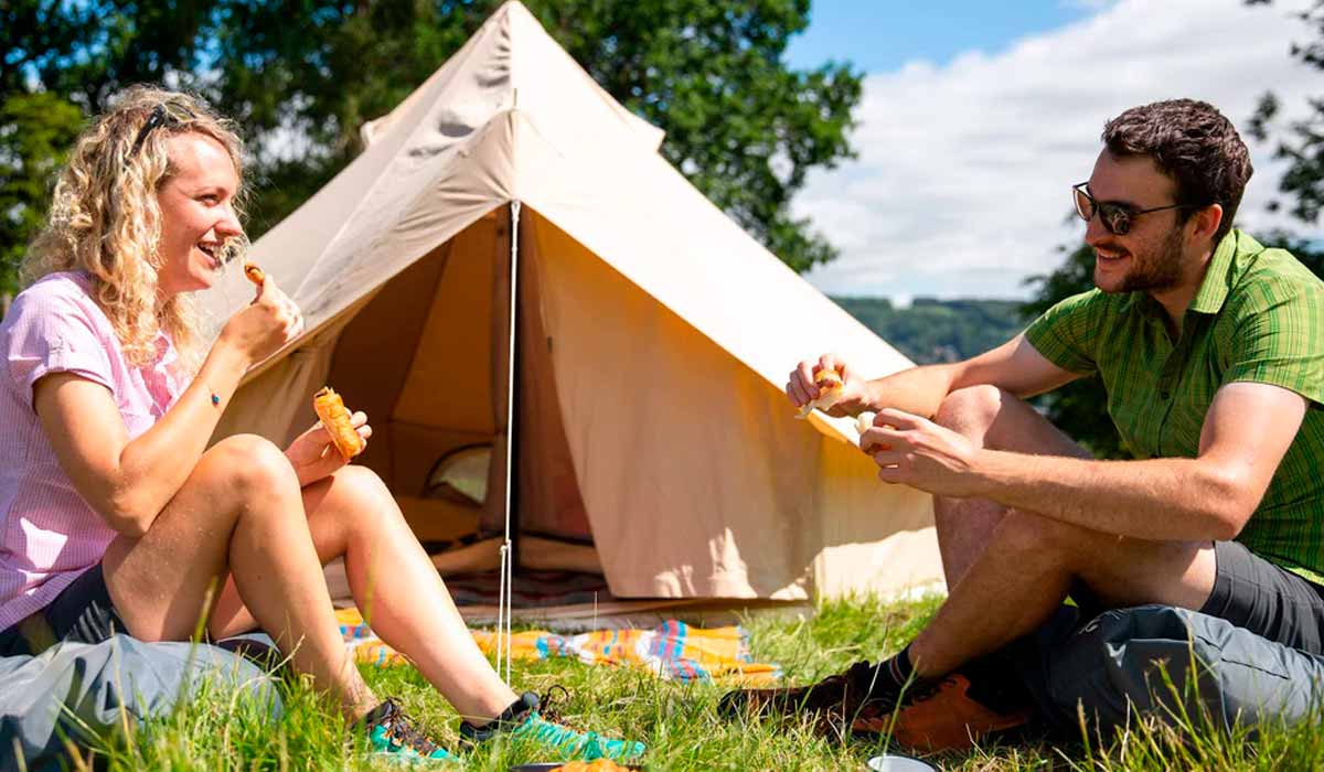 Casal acampando