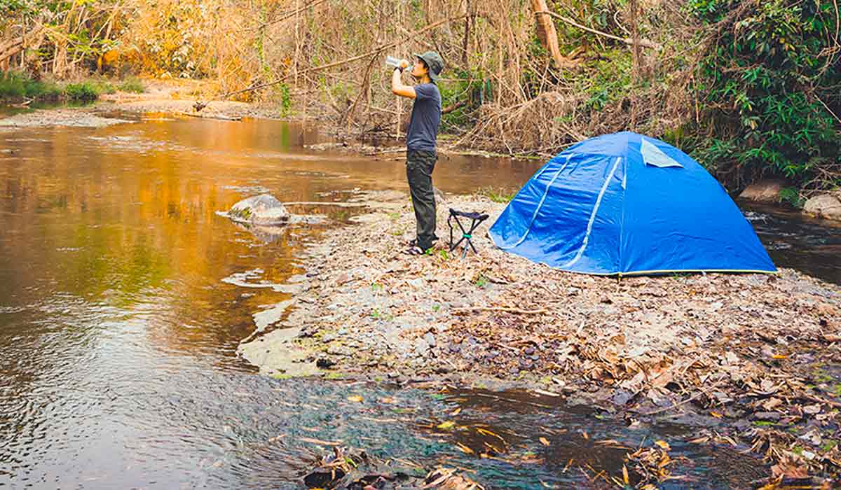 Monte acampamento a uma distância razoável de lagos e riachos garantindo sua segurança em caso de inundações. Um lindo e tranquilo riacho pode se transformar num pesadelo