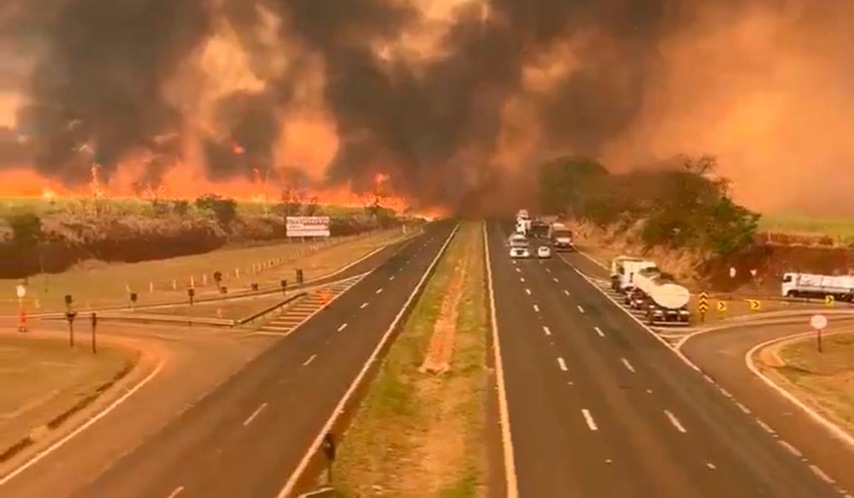 Fogo em rodovia de São Paulo