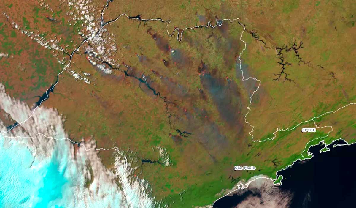 Sobre o estado de São Paulo, especialmente no Centro, Nordeste e o Leste paulista, se destacavam várias áreas isoladas com muita fumaça e se deslocando de Norte para Sul - Fonte: CPTEC/INPE