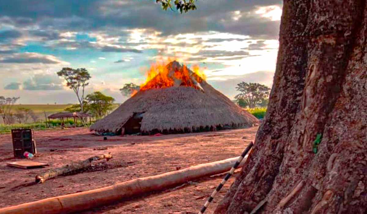 Queima da Casa de Reza Guarani e Kaiowá da retomada Kunumi Verá, no município de Caarapó (MS). A construção era resultado de uma força tarefa que uniu homens e mulheres da comunidade - Foto: Aty Guasu