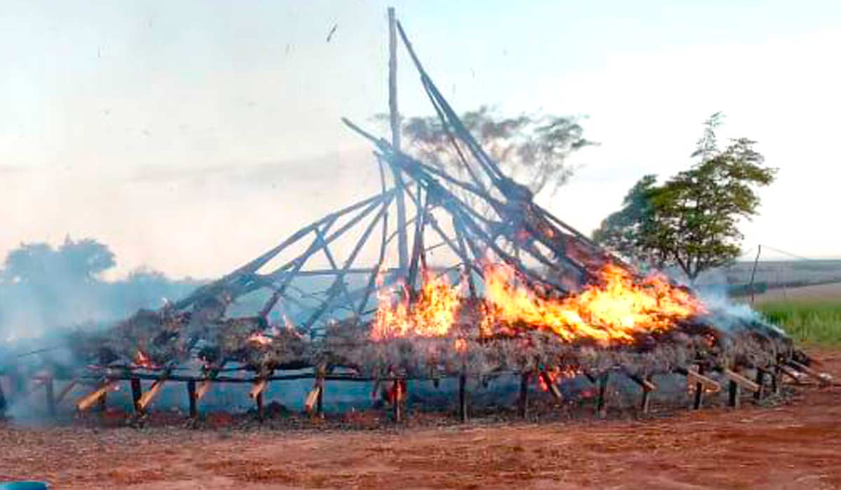 A casa de reza queimada havia sido construída pela comunidade de Kunumi para abrigar uma grande assembleia, que teve como motivação os 40 anos do assassinato de Marçal de Souza Tupa’í - Foto: Aty Guasu