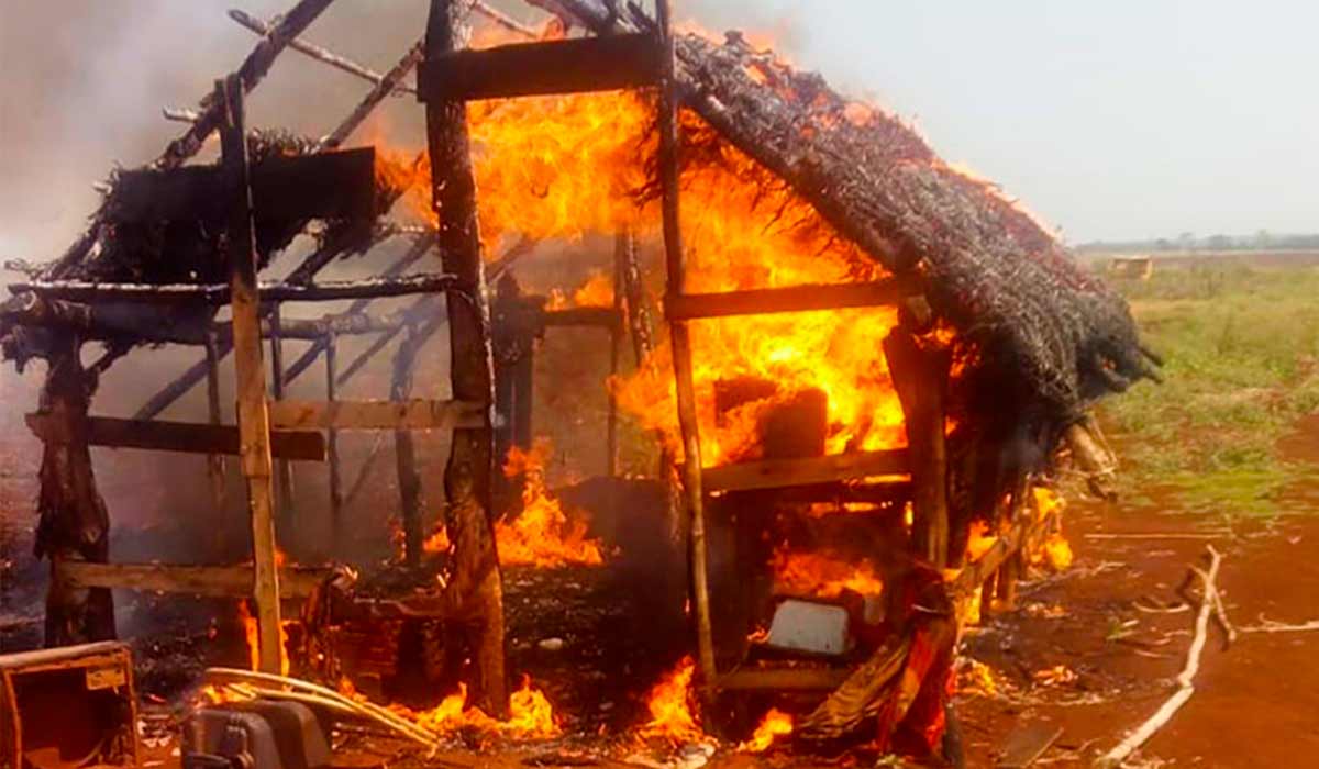 Incêndio provocado por seguranças privados destruiu uma casa Guarani Kaiowá no tekoha Avae’te - Foto: Povo Guarani Kaiowá