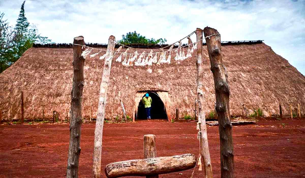 A casa de reza da terra indígena Jaguapiré, em Tacuru, MS, poucos anos antes de ser incendiada. Templo, único da aldeia, foi atacado várias vezes, e completamente destruído em 2019 - Foto: Pablo Albarenga/Agência O Globo