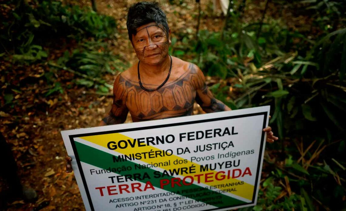 Cacique Juarez Saw, da aldeia Sawré Muybu, com placa para demarcação de território em Itaiatuba, no Pará - Foto: Adriano Machado