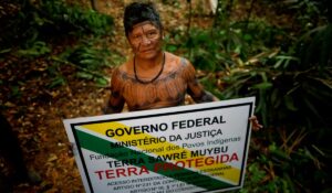 Cacique Juarez Saw, da aldeia Sawré Muybu, com placa para demarcação de território em Itaiatuba, no Pará - Foto: Adriano Machado