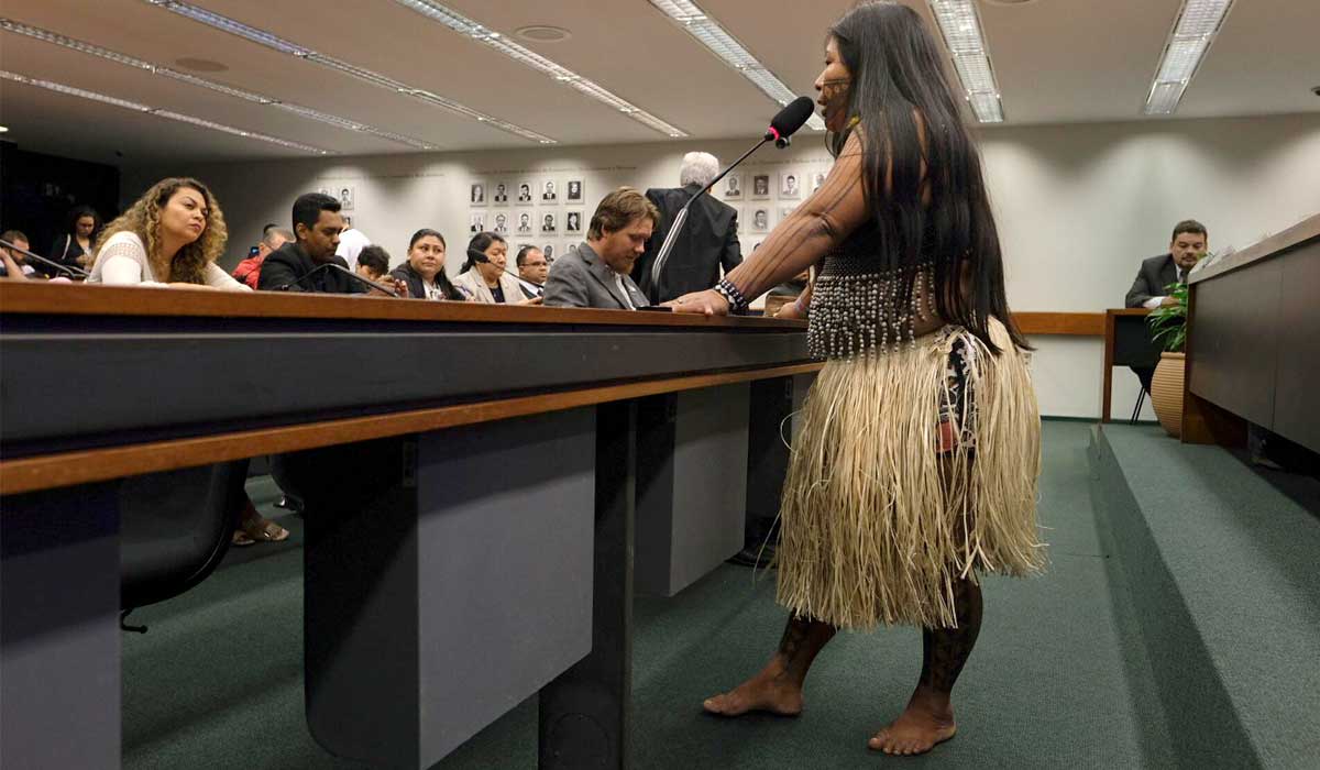 A ativista Alessandra Korap Munduruku pede a palavra em audiência pública na Câmara dos Deputados, em 2019 - Foto: Alberto César Araújo/Amazônia Real