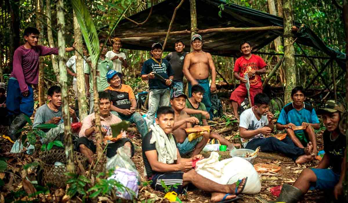 Mundurukus montam acampamentos no meio da mata. Munidos de foices e facões, eles abrem picadas mata a dentro. Trata-se da autodemarcação da terra indígena Sawré Muybu - Foto: Marcio Isensee e Sá