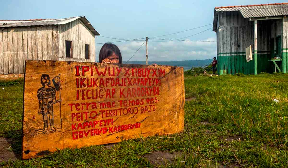 Pintada na aldeia, a placa da autodemarcação evoca o passado guerreiro desse povo - Foto: Marcio Isensee e Sá