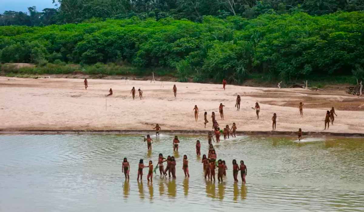 Indígenas do povo Mashco Piro vistos na beira do rio Las Piedras - Foto: Survival International/via Reuters)