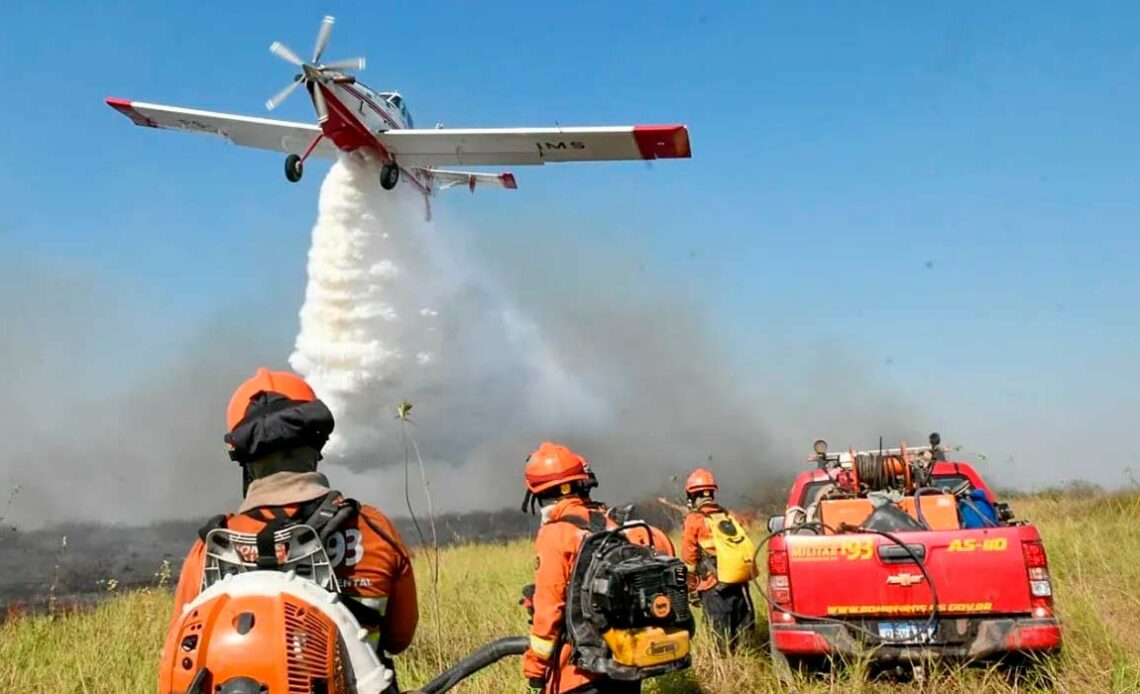 Bombeiros tentam conter incêndios florestais com emprego de aeronaves no MS