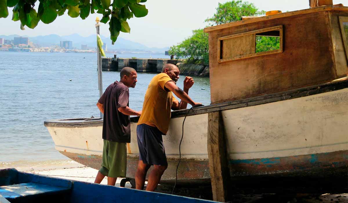 Pescadores na manutenção do barco