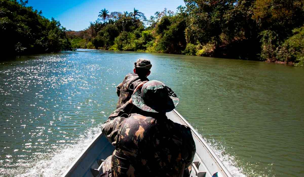 Agentes fiscalizando a pesca no período de defeso