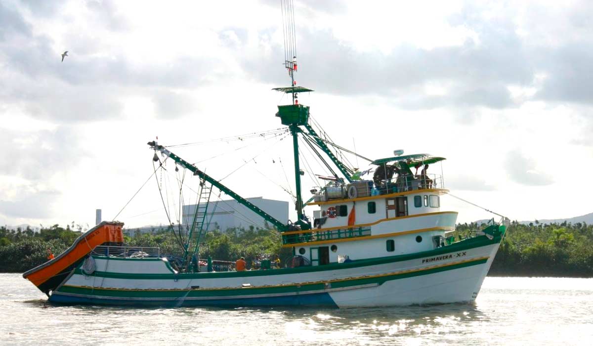 Barco de pesca industrial preparado para a pesca da tainha em SC