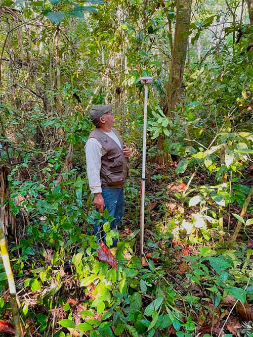 Marcação, com GPS, da posição precisa de parcelas da floresta - Foto: Marcus Vinício D'Oliveira