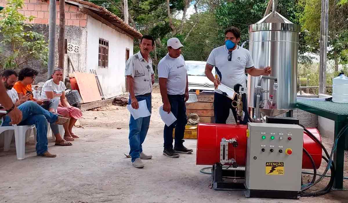 Equipamento de extração adquirido pela Veracel sendo apresentado aos agricultores