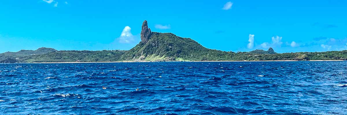 Visão panorâmica da ilha com destaque para o Morro do Pico