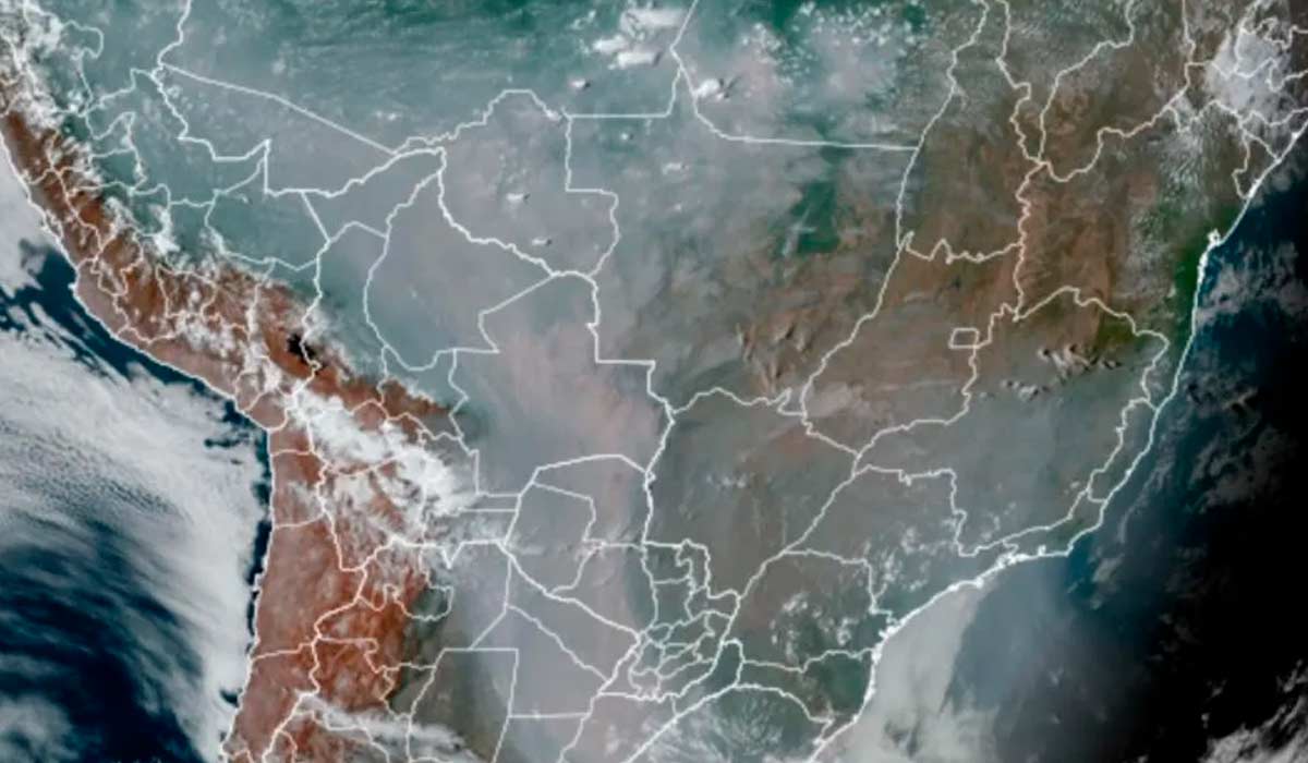 Imagem de satélite mostra Brasil encoberto por fumaça - Foto: Climatempo