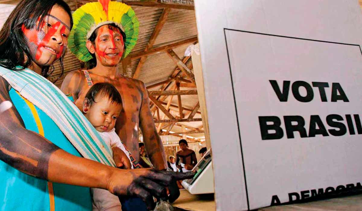 Indígenas votando na urna eletrônica - Foto: OEA