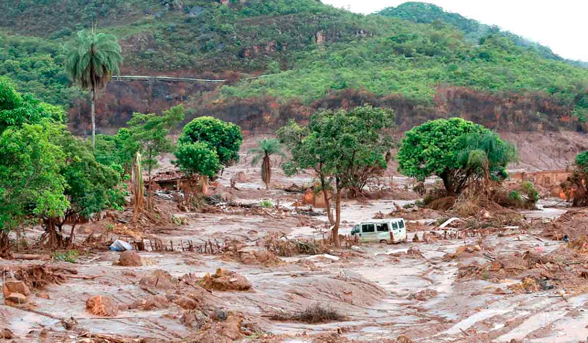 O rompimento da barragem de rejeitos da mineradora Samarco, cujos donos são a Vale a anglo-australiana BHP Billiton, causou uma enxurrada de lama que inundou várias casas em Mariana, na Região Central de Minas Gerais. Distrito de Bento Rodrigues, Município de Mariana, Minas Gerais - Foto: Rogério Alves/TV Senado