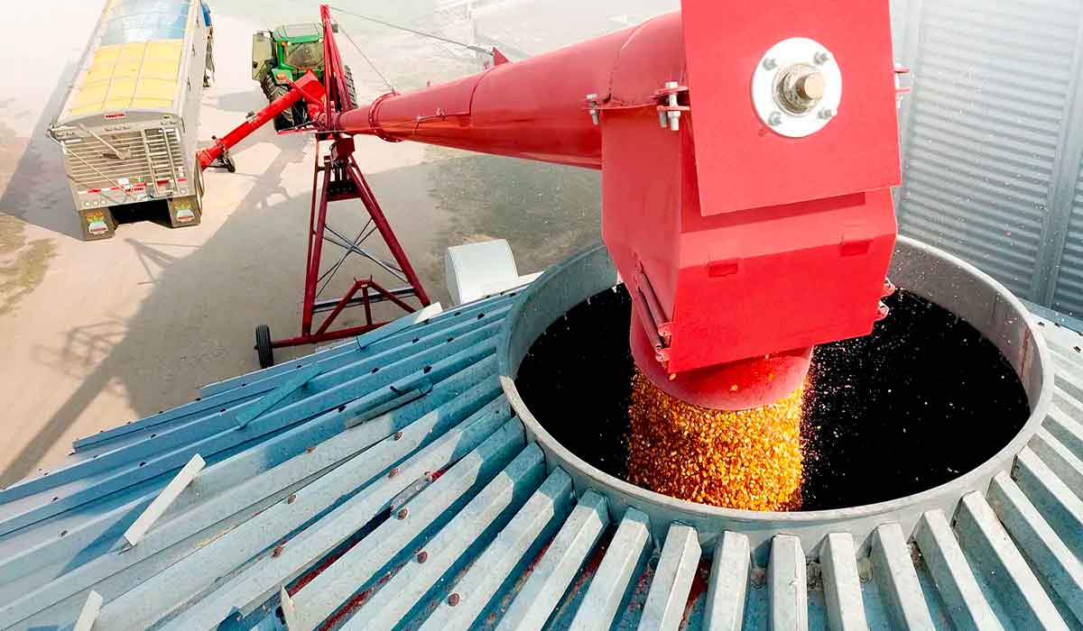 Silo sendo abastecido por sistema de elevadores que facilita a movimentação vertical dos grãos