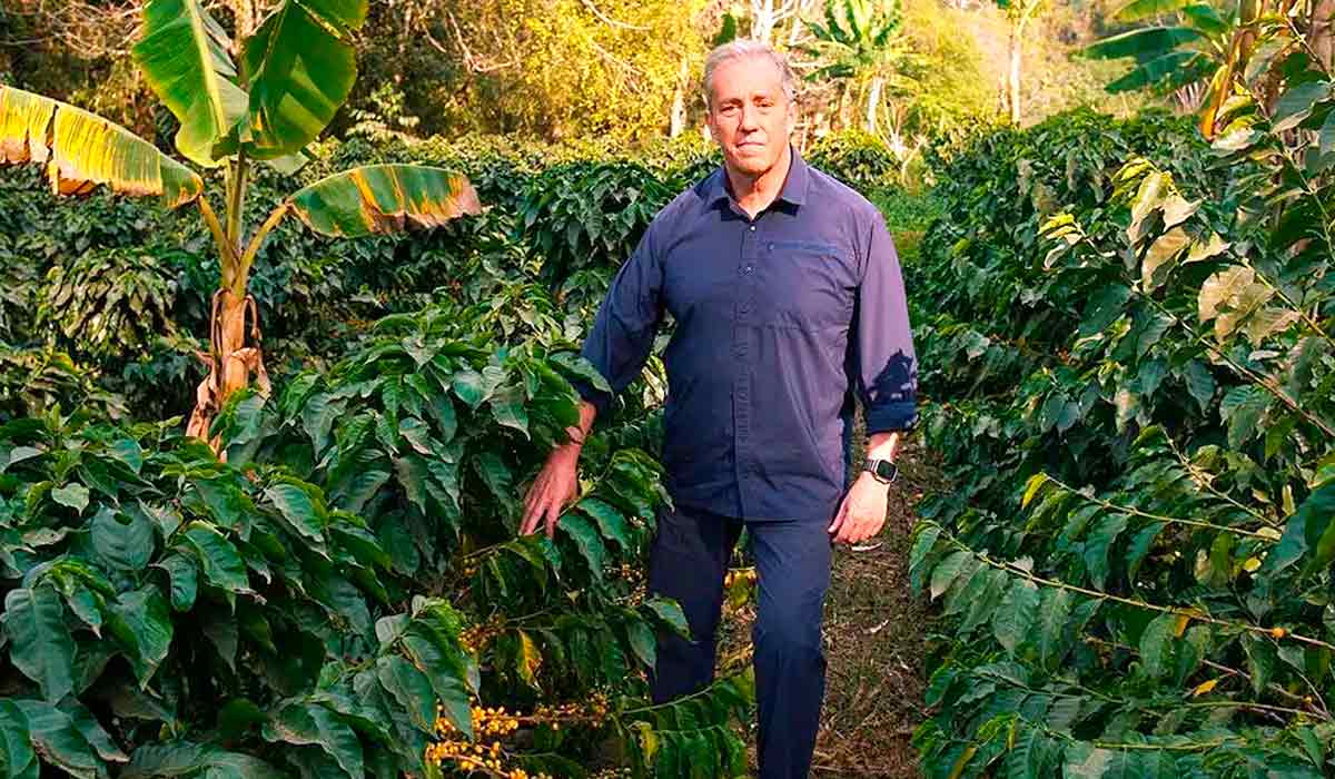 O Cafeicultor Henrique Sloper, da Fazenda Camocim, precursor no Brasil do café do jacu