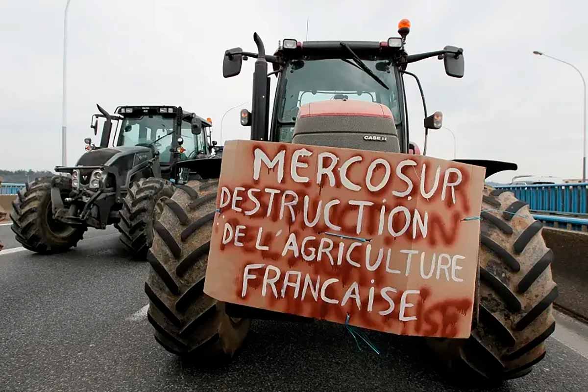 Agricultores revoltados com acordos protestam na França