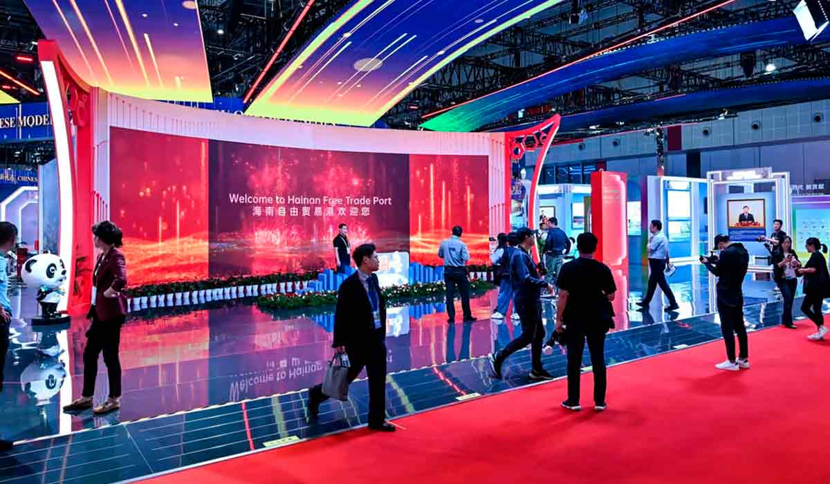 Público no pavilhão da Exposição Internacional de Importação da China