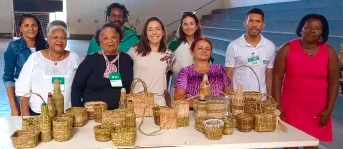 Cestos, bolsas, embalagens para cachaças e chapéus são alguns dos objetos produzidos com fibra de bananeira e taboa por artesãos de Santo Antônio do Aventureiro, cidade localizada na Zona da Mata mineira - Foto: Emater-MG