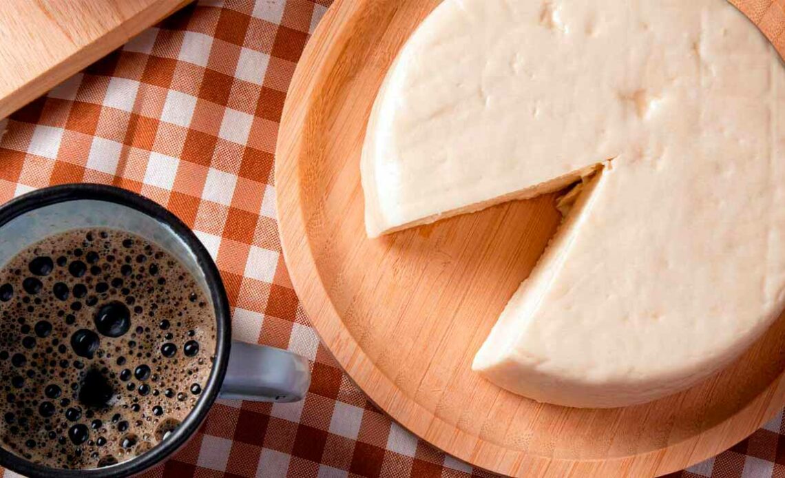 Queijo artesanal mineiro com cafezinho é tradição à mesa