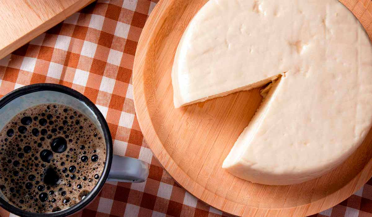 Queijo artesanal mineiro com cafezinho é tradição à mesa