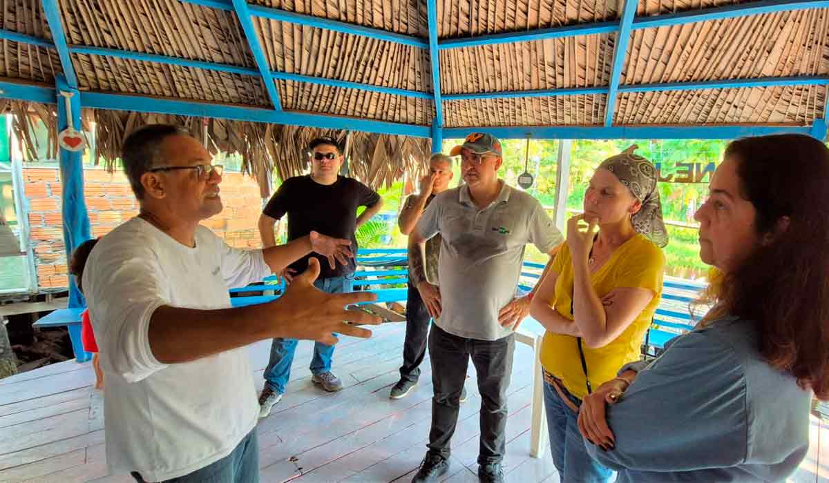 Augusto Cesar Andrade, da Embrapa Amazônia Oriental, apresenta ações da Unidade na comunidade de Santo Ezequiel Moreno, em Portel. - Foto: Graziella Galinari/Embrapa