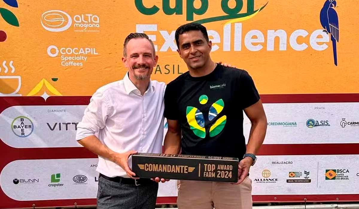 Marcelo Assis Nogueira (direita), da Bioma Café, de Campos Altos (MG), venceu a categoria experimental