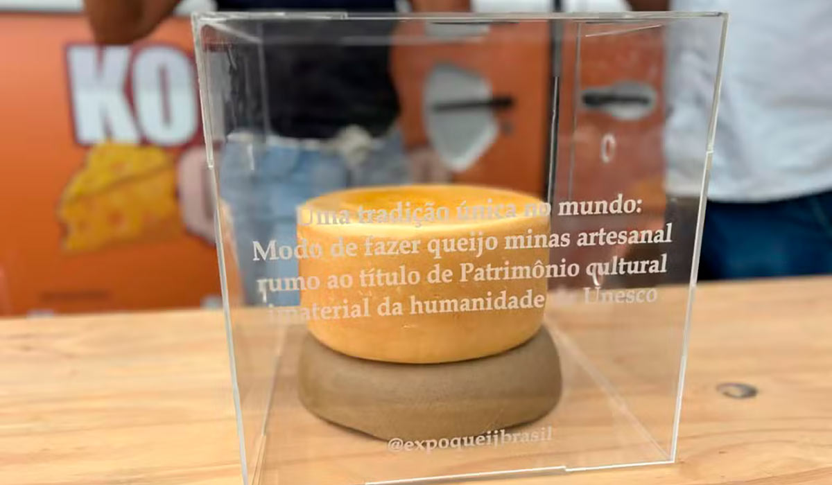 O Queijo Minas Artesanal de 4 Kg na redoma de vidro