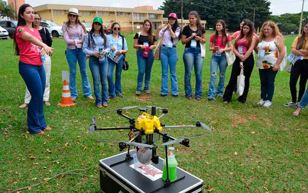 Curso de operação de drones reúne mulheres na Unesp