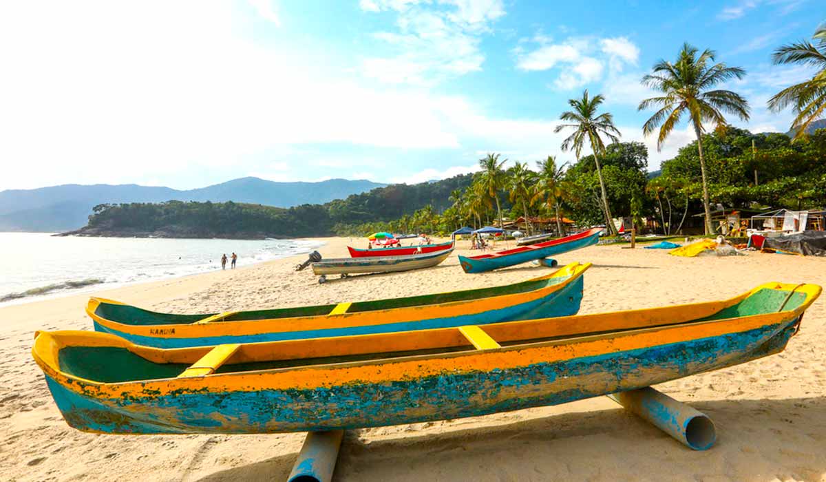 Canoas de comunidade de pescadores artesanais na Praia do Paúba, São Sebastião, SP