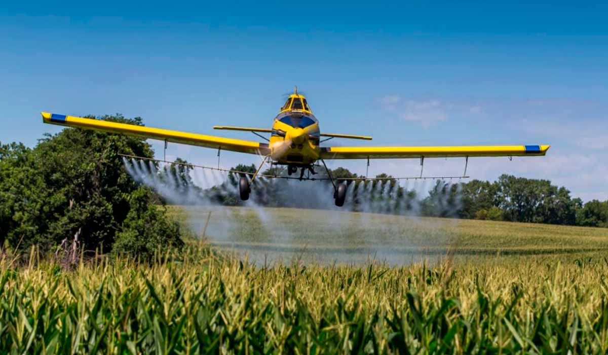 Pulverização aérea com agrotóxico