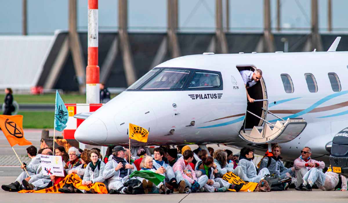 Ativistas bloquearam um jato particular por seis horas e meia em Amsterdã - Foto: Marten van Dijl/Greenpeace Netherlands