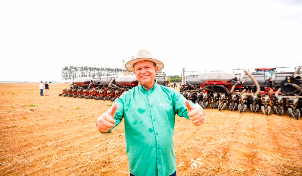 O Governador Carlos Brandão (PSD) comemora a abertura da safra da soja em Açailândia, município que vem denunciando ataques pela pulverização de agrotóxicos - Foto: Brunno Carvalho