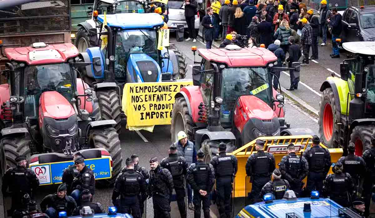 Segundo maior sindicato agrícola da França convocou produtores para bloquear Paris na última segunda-feira (6/1) — Foto: E. Cegarra/SIPA/Portal 20 minutes