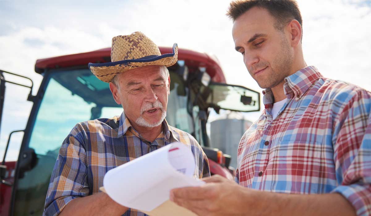 Produtor levantando os dados de sua propriedade com acompanhamento do técnico da extensão rural