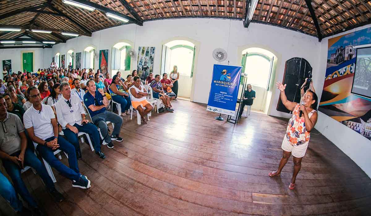 Marisqueira Dona Delma fala durante reunião no Paço Municipal em São Cristóvão - Foto: Saulo Coelho