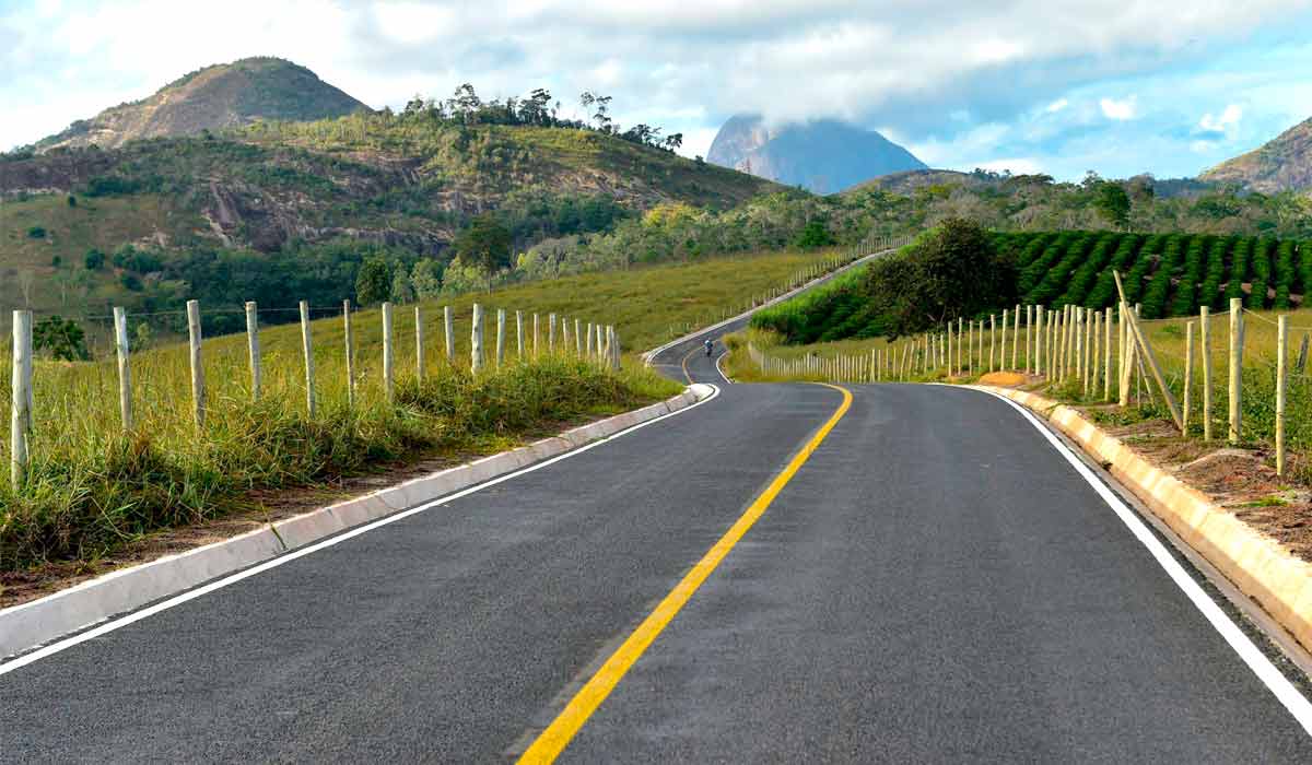 Estrada vicinal em área rural